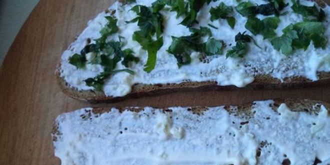 Рецепт бутербродов со шпротами с черным хлебом и чесноком