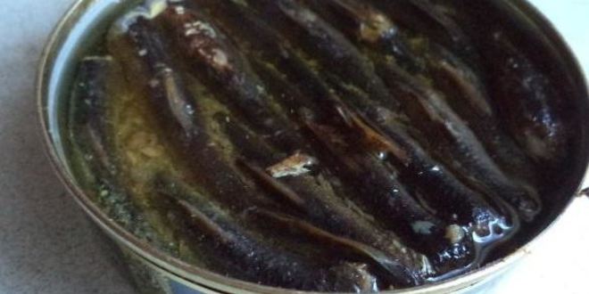 Рецепт бутербродов со шпротами с черным хлебом и чесноком