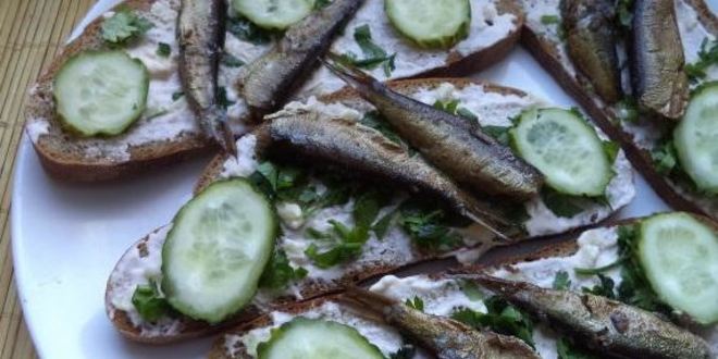 Рецепт бутербродов со шпротами с черным хлебом и чесноком