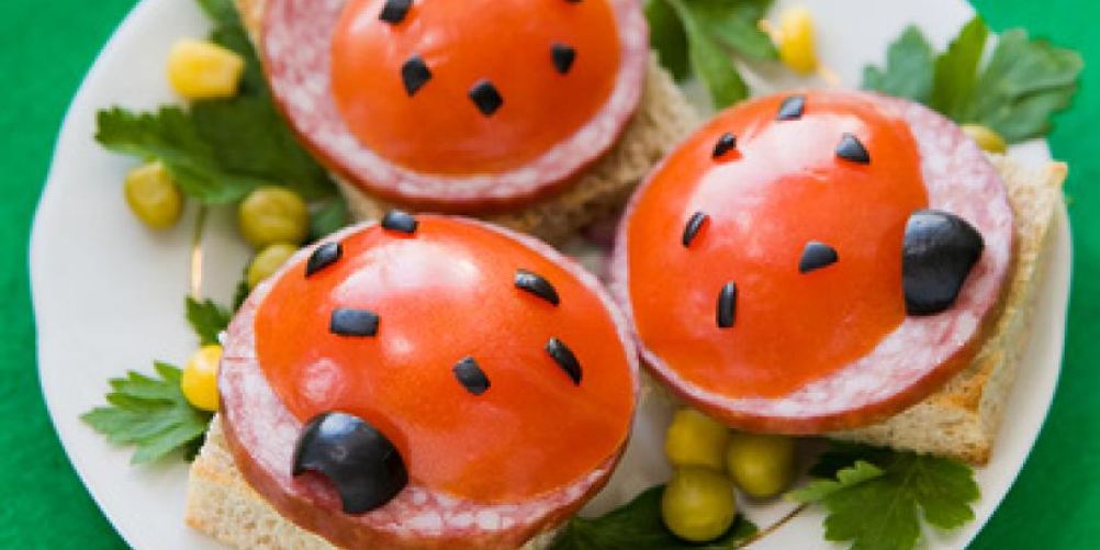 Как приготовить бутерброды в виде божьих коровок