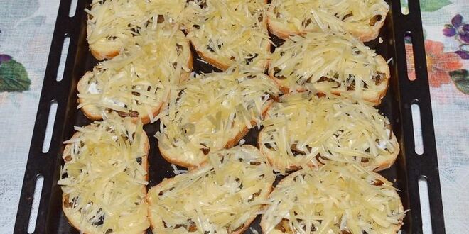 Рецепт горячих бутербродов с грибами и сыром в духовке