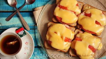 Рецепт Горячих бутербродов с колбасой в микроволновке