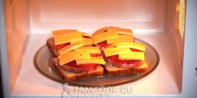 Рецепт горячих бутербродов с колбасой в микроволновке