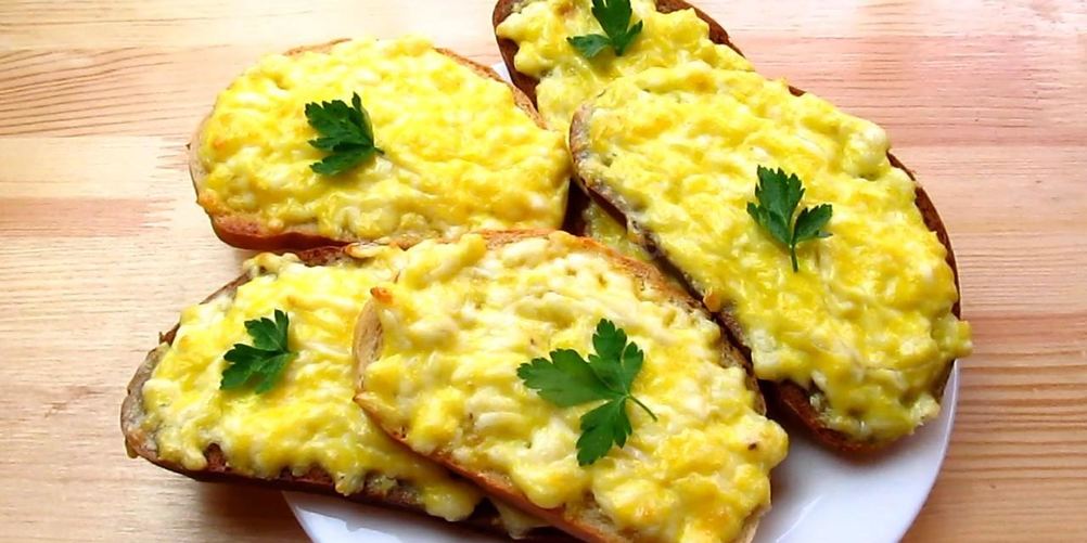Как приготовить горячие бутерброды с плавленным сыром и чесноком