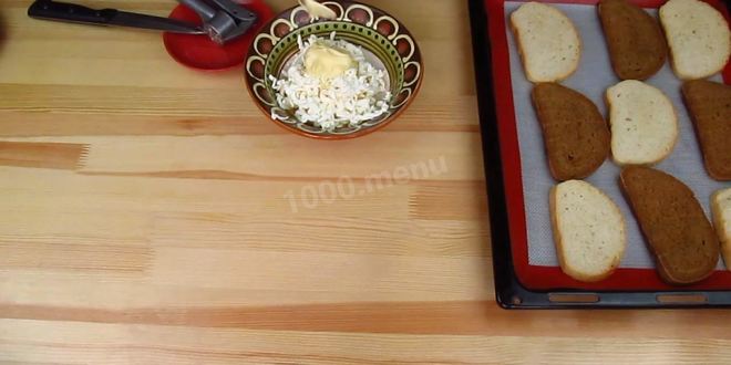 Рецепт горячих бутербродов с плавленным сыром и чесноком