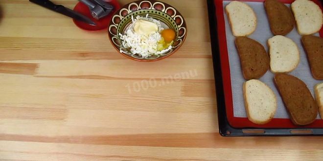 Рецепт горячих бутербродов с плавленным сыром и чесноком
