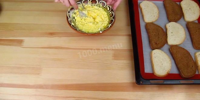 Рецепт горячих бутербродов с плавленным сыром и чесноком