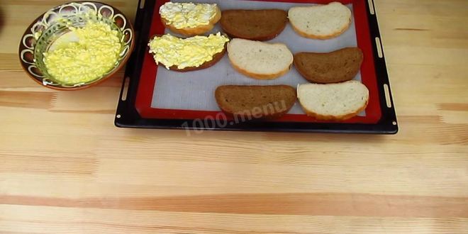 Рецепт горячих бутербродов с плавленным сыром и чесноком