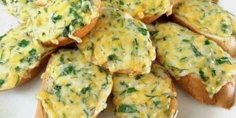 Как приготовить горячие бутерброды с твердым сыром майонезом и чесноком