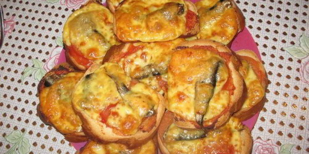 Как приготовить горячие бутерброды со шпротами, помидором и сыром