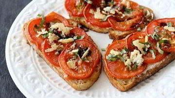 Рецепт Хрустящих бутербродов с запеченными помидорами и сыром