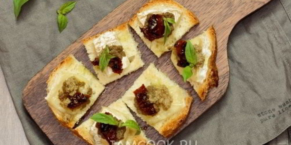 Как приготовить мини-бутерброды с бри, тапенадой и вялеными помидорами