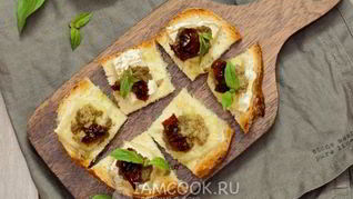 Рецепт Мини-бутербродов с бри, тапенадой и вялеными помидорами