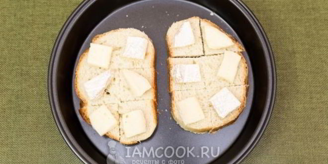 Рецепт мини-бутербродов с бри, тапенадой и вялеными помидорами