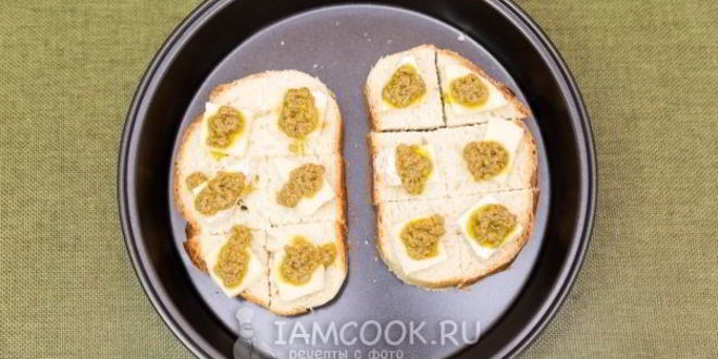 Рецепт мини-бутербродов с бри, тапенадой и вялеными помидорами