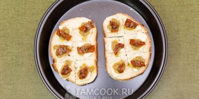 Рецепт мини-бутербродов с бри, тапенадой и вялеными помидорами