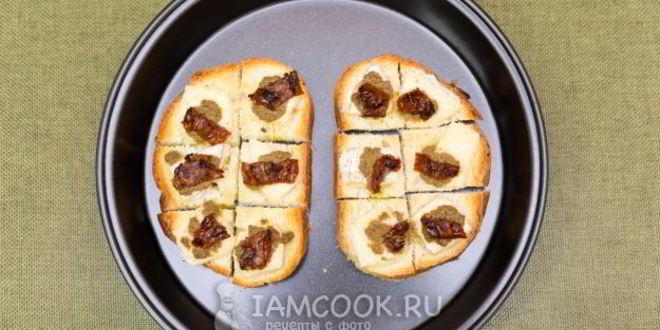 Рецепт мини-бутербродов с бри, тапенадой и вялеными помидорами