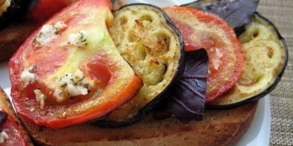 Как приготовить острый бутерброд с обжаренным баклажаном и помидором