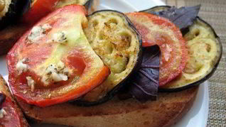 Рецепт Острого бутерброда с обжаренным баклажаном и помидором