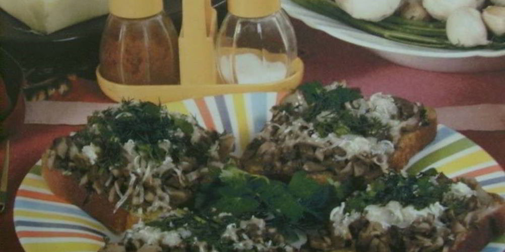 Как приготовить закусочные бутерброды с грибами в микроволновой печи