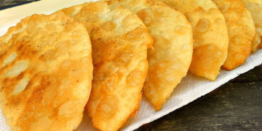 Как приготовить чебуреки с куриным фаршем и сыром
