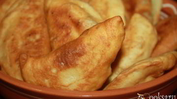 Рецепт Чебуреков с курицей и кислым яблоком на кефире