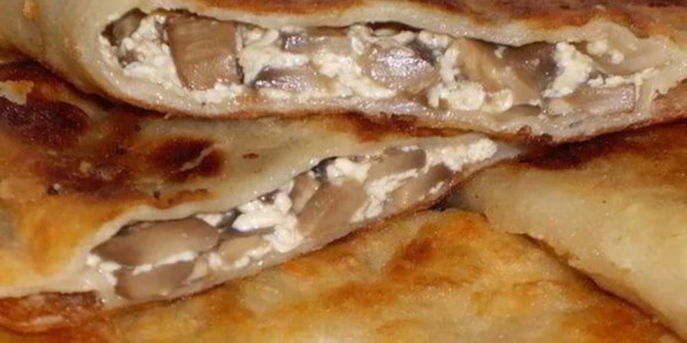 Как приготовить домашние чебуреки с курицей и сыром