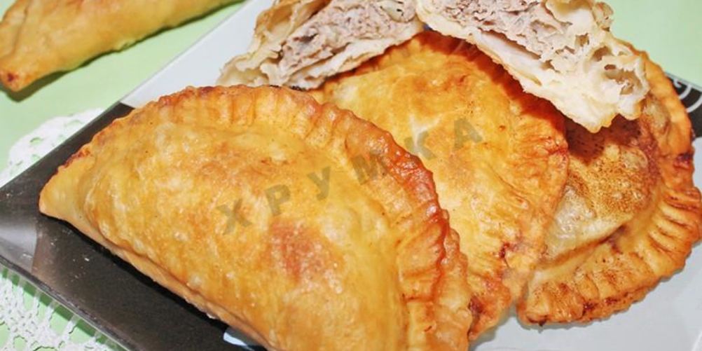 Как приготовить крымские чебуреки из слоеного теста