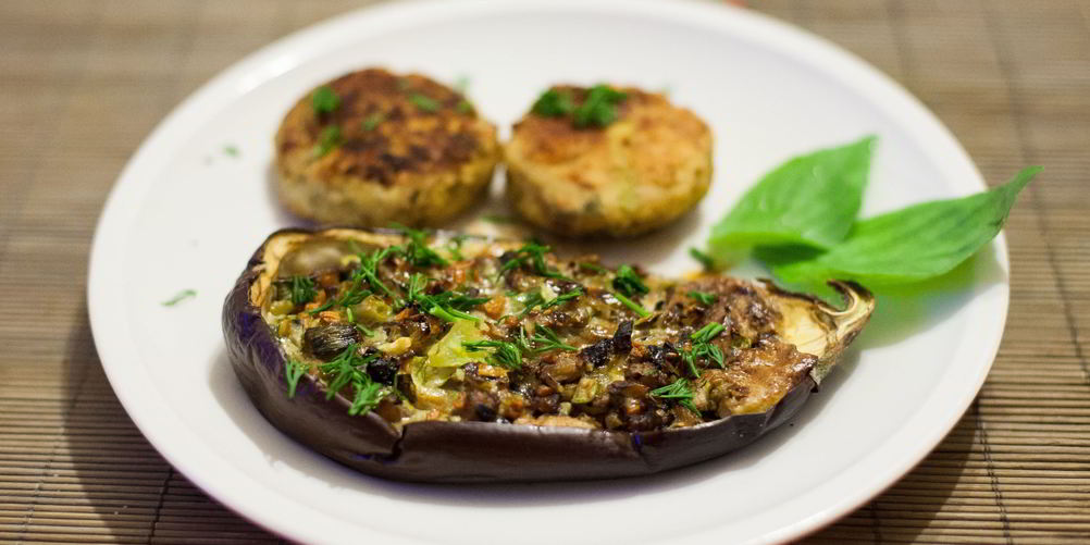 Как приготовить фаршированные баклажаны с запеченным яйцом