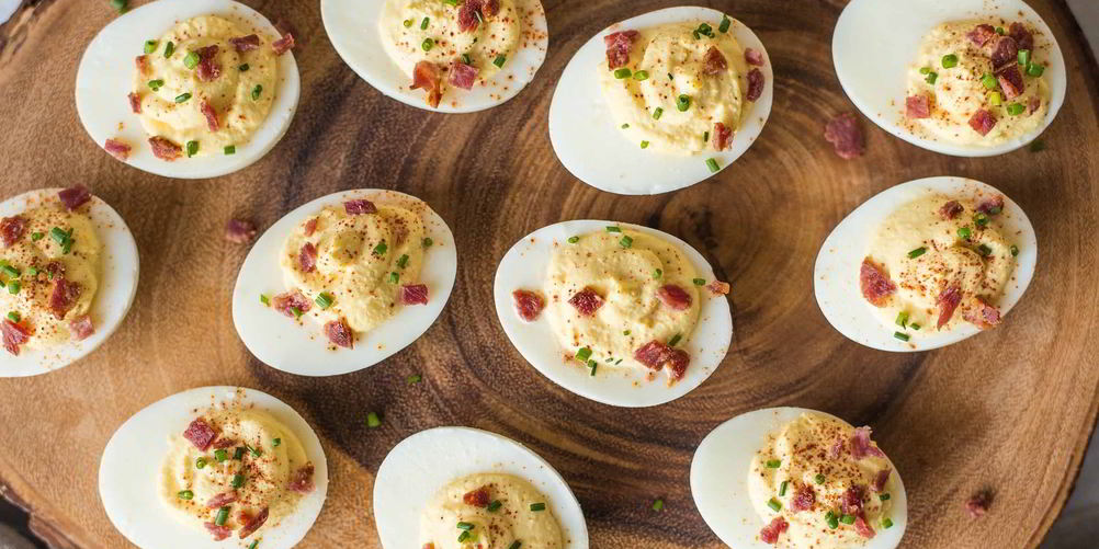 Как приготовить фаршированные яйца с беконом