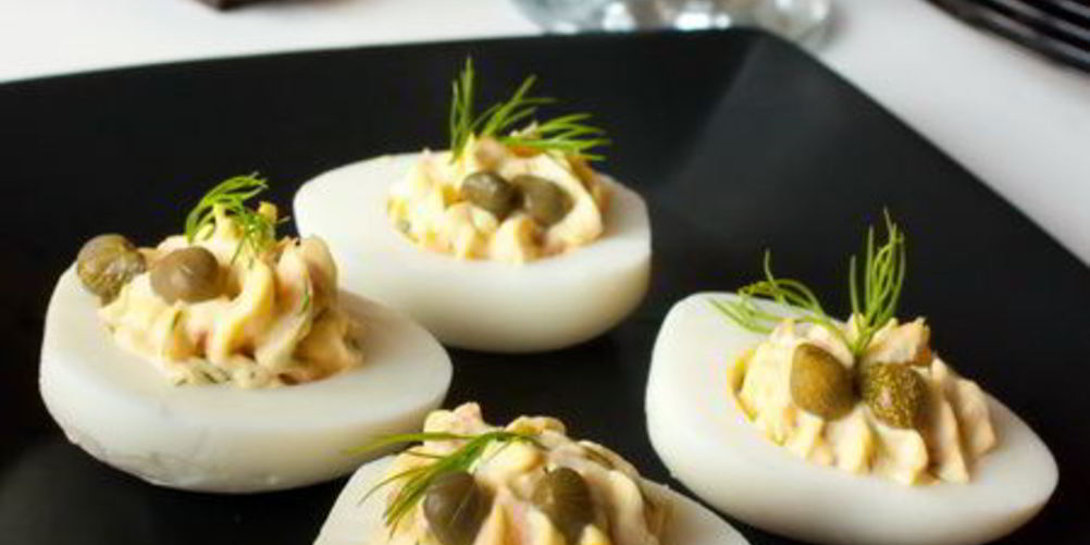 Как приготовить фаршированные яйца с копченым лососем