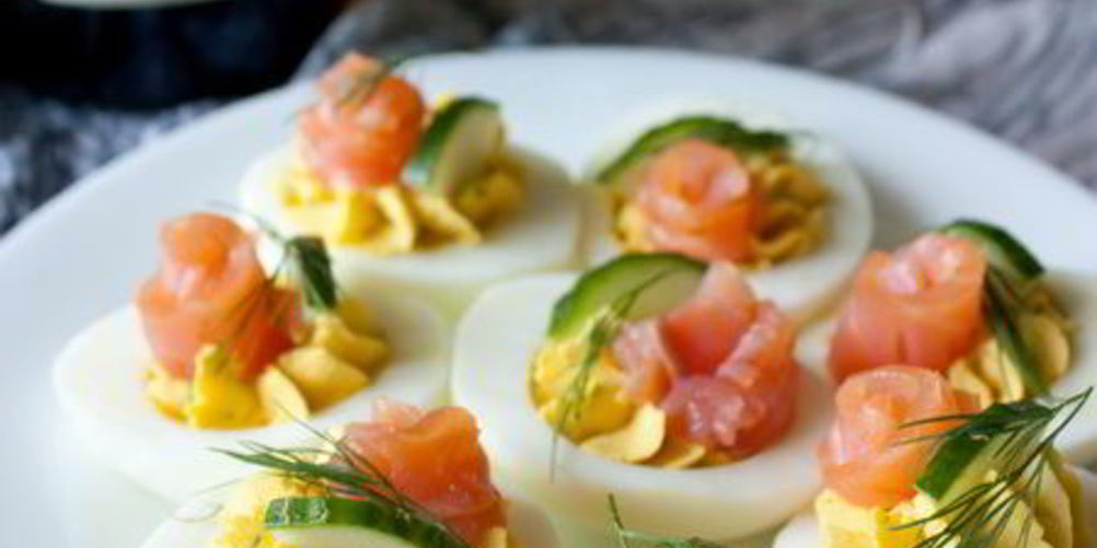 Как приготовить фаршированные яйца с лососем и огурцом