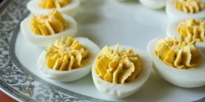 Рецепт фаршированных яиц с лососем и огурцом