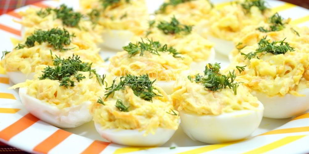 Как приготовить фаршированные яйца с сыром