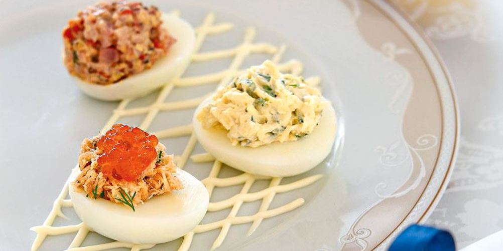 Как приготовить фаршированные яйца с тремя начинками