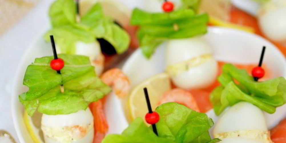 Как приготовить перепелиные яйца, фаршированные слабосоленой семгой