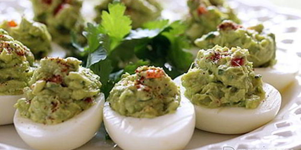 Как приготовить яйца, фаршированные гуакамоле с беконом