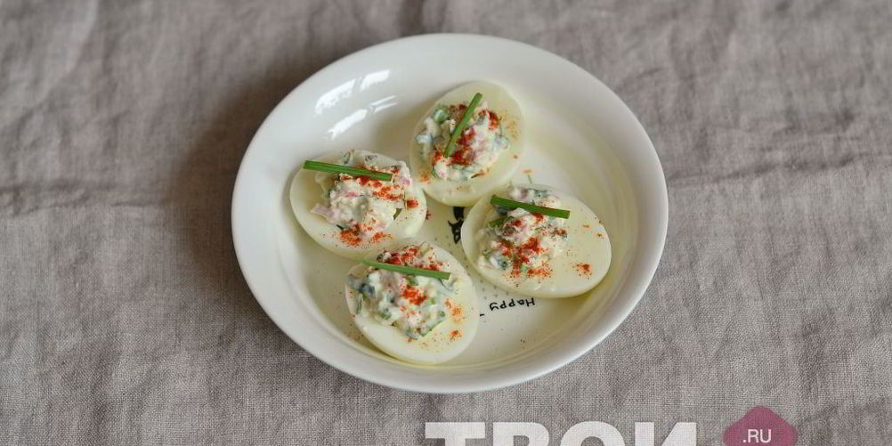 Как приготовить яйца, фаршированные крабовым салатом