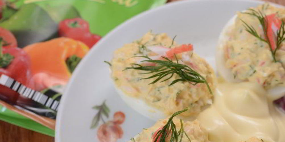 Как приготовить яйца, фаршированные крабовыми палочками с майонезом
