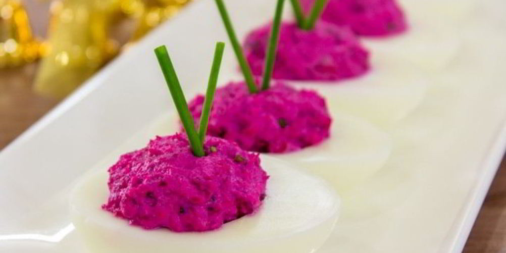 Как приготовить яйца, фаршированные сельдью и свеклой