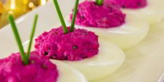 Рецепт яиц, фаршированных сельдью и свеклой