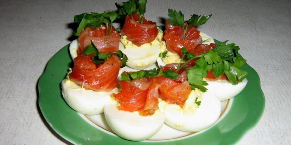 Как приготовить яйца, фаршированные семгой