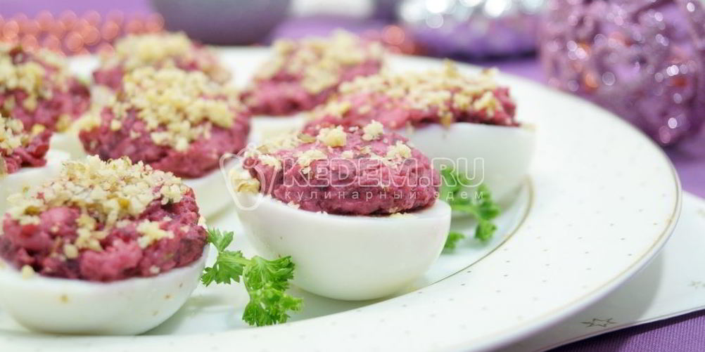 Как приготовить яйца, фаршированные свеклой и орехами