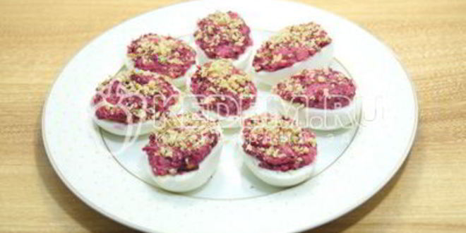 Рецепт яиц, фаршированных свеклой и орехами