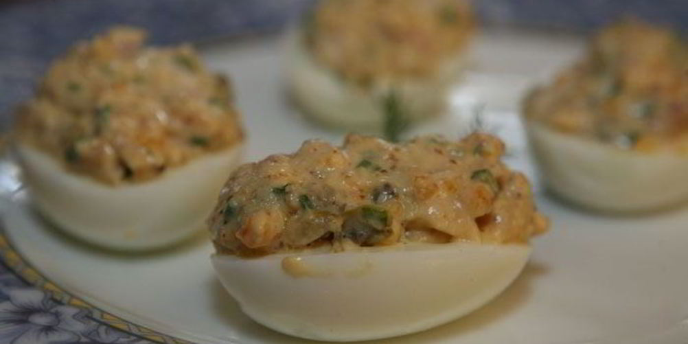 Как приготовить яйца, фаршированные сыром, каперсами и шнитт-луком