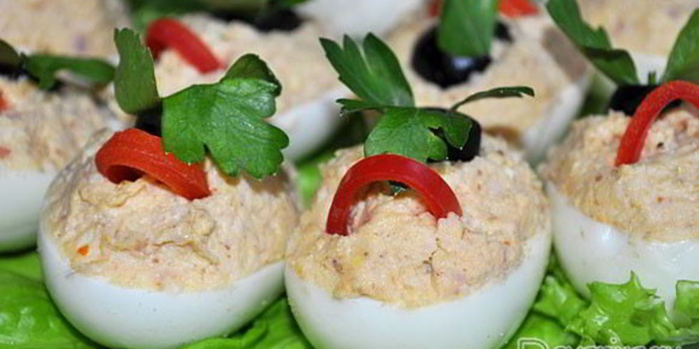 Как приготовить яйца, фаршированные ветчиной