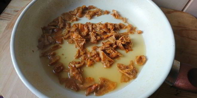 Рецепт яиц, фаршированных жареными лисичками