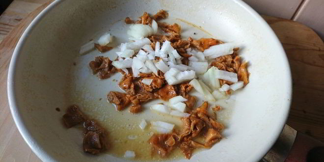 Рецепт яиц, фаршированных жареными лисичками