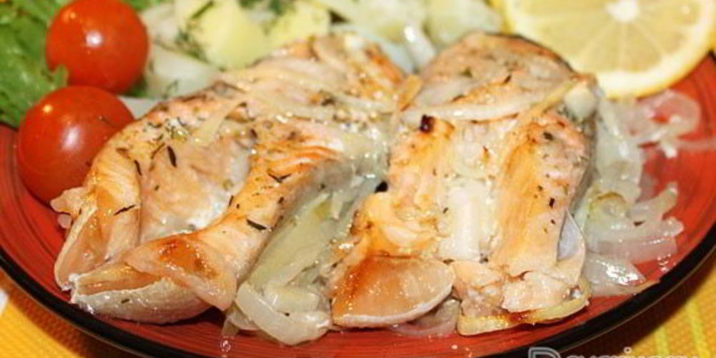 Как приготовить форель, запеченную с маринованным луком