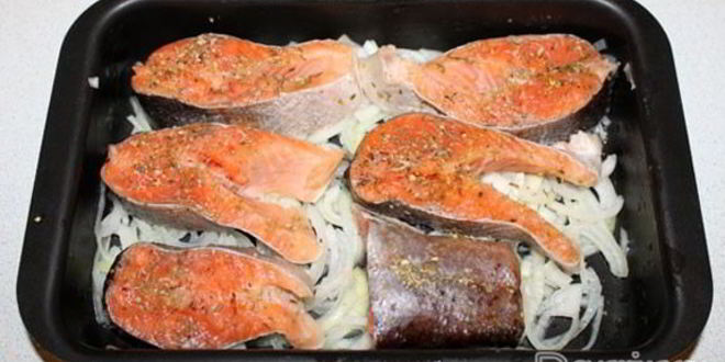 Рецепт форели, запеченной с маринованным луком